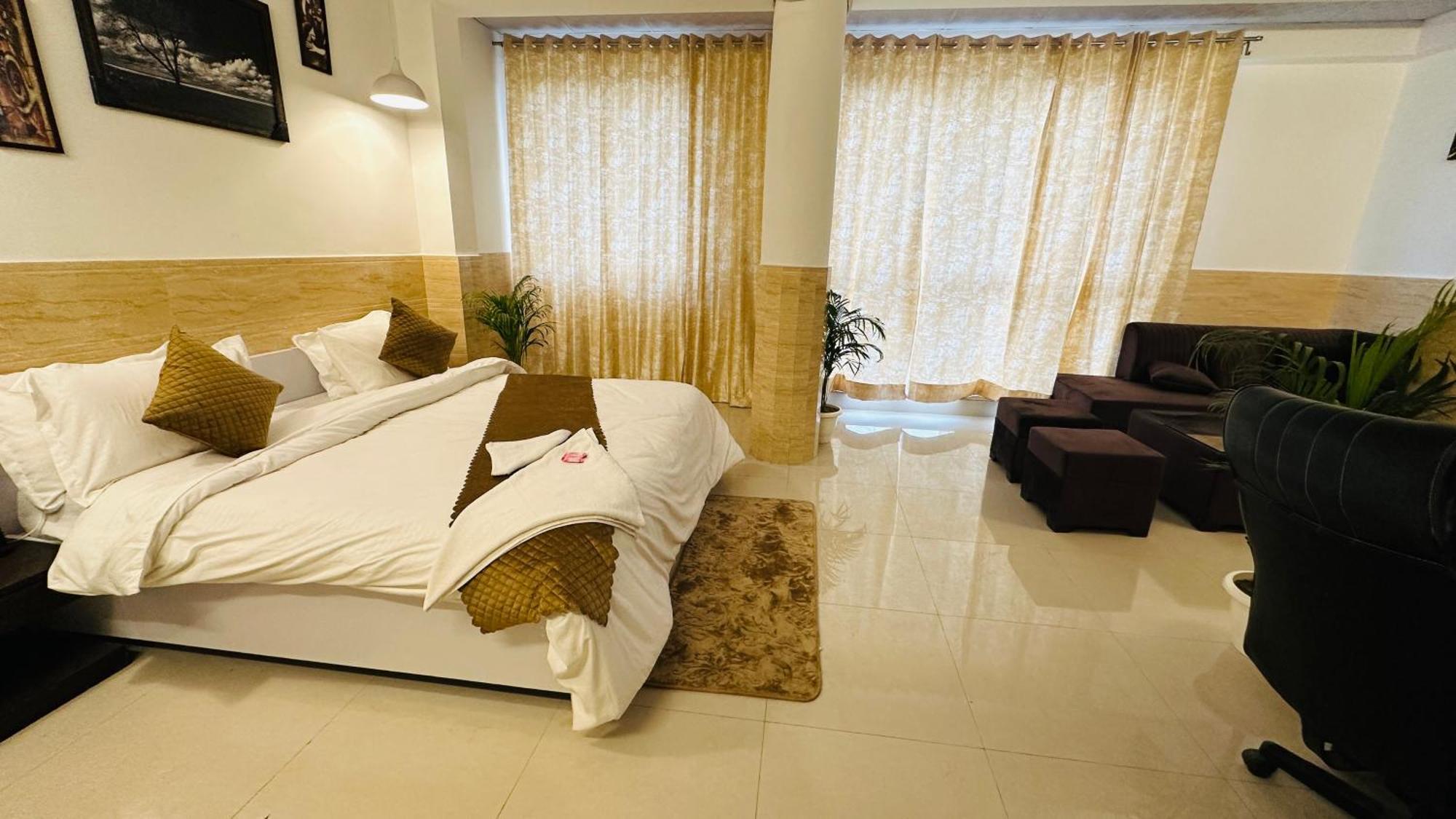 Dr White House - Noida Sector 18 Hotel Exterior photo