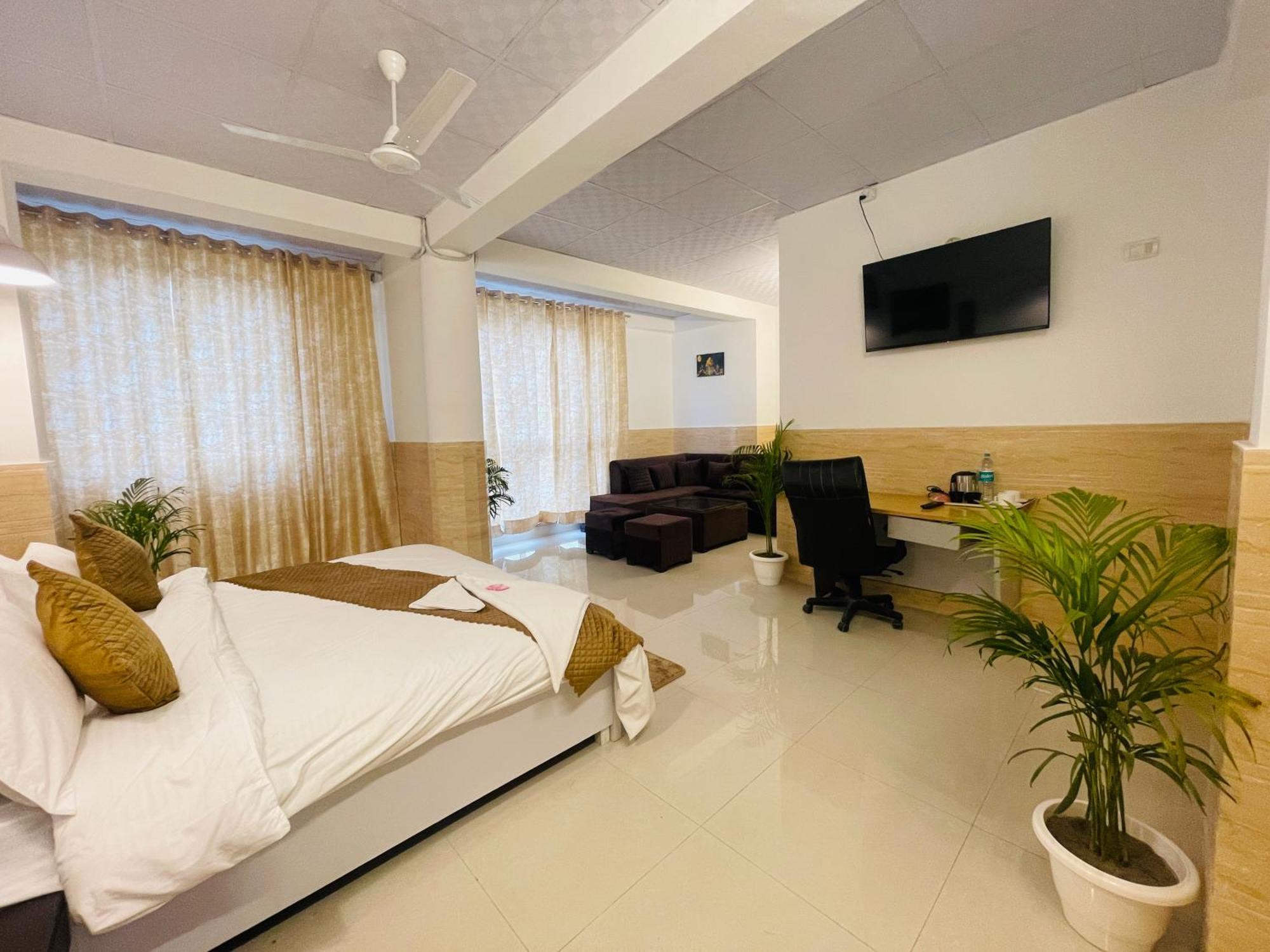 Dr White House - Noida Sector 18 Hotel Exterior photo