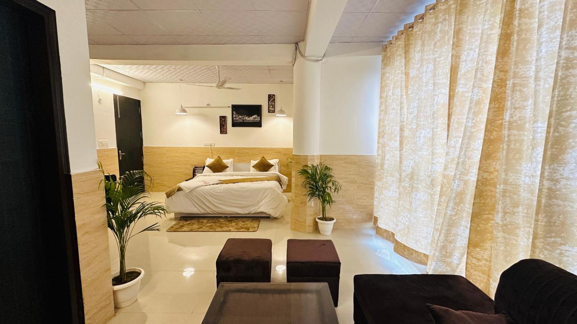 Dr White House - Noida Sector 18 Hotel Exterior photo