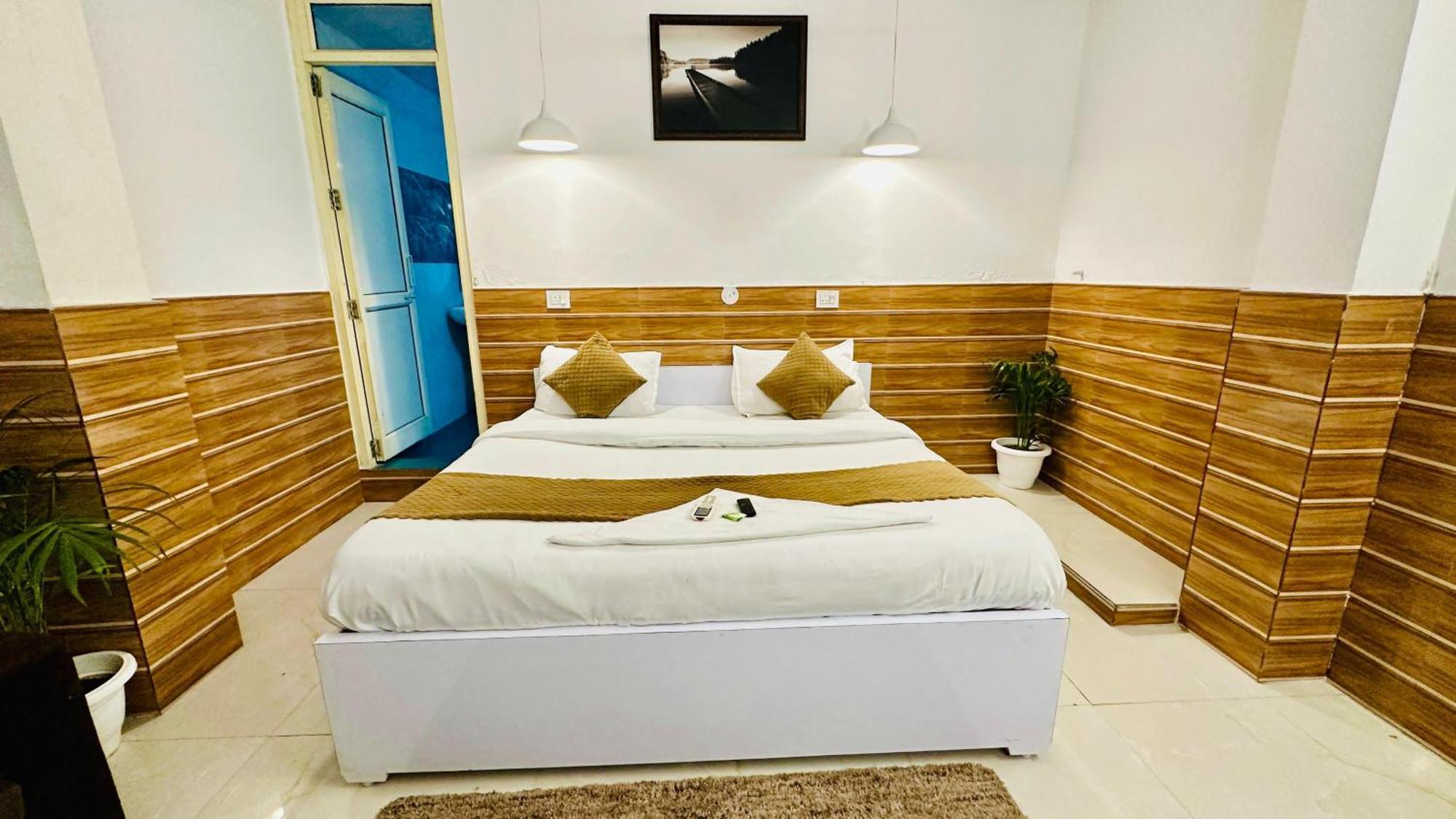 Dr White House - Noida Sector 18 Hotel Exterior photo